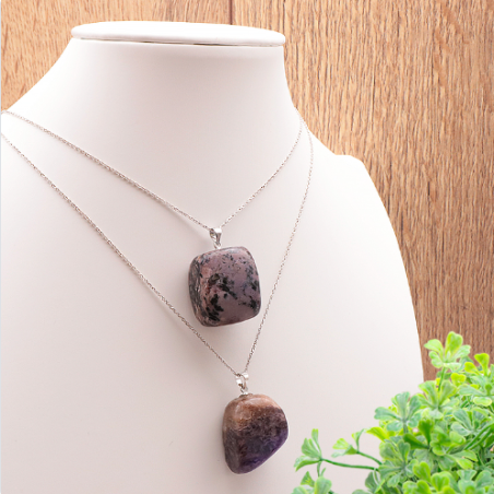 Pendentif pierre roulée charoïte